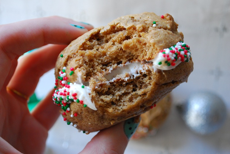 Gingerbread Whoopie Pies with Cinnamon Cream Cheese Frosting | The Domestic Rebel3872 x 2592